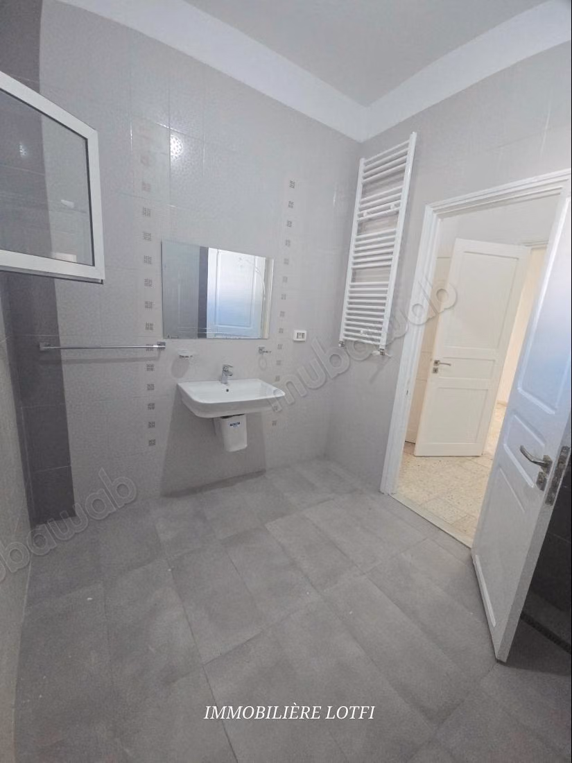 Affitto villa di lusso a Cité Erriadh. Superficie di 500 m². Finestre a doppio vetro e porta blindata.