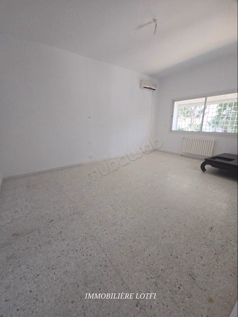 Affitto villa di lusso a Cité Erriadh. Superficie di 500 m². Finestre a doppio vetro e porta blindata.