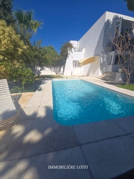 Affitto villa di lusso a Cité Erriadh. Superficie di 500 m². Finestre a doppio vetro e porta blindata.