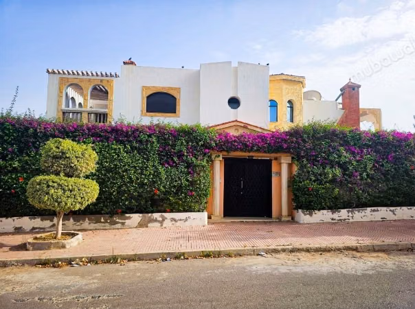 Villa de prestigio, vista al mar y montaña en Illigh