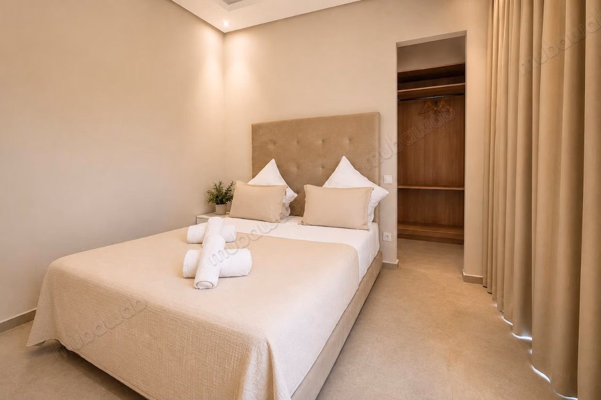 Villa with 5 suites and heated pool for subletting