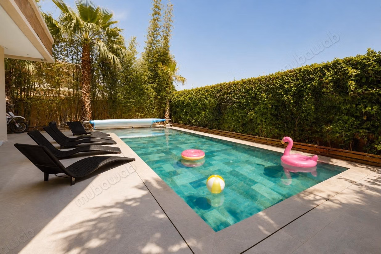 Villa with 5 suites and heated pool for subletting