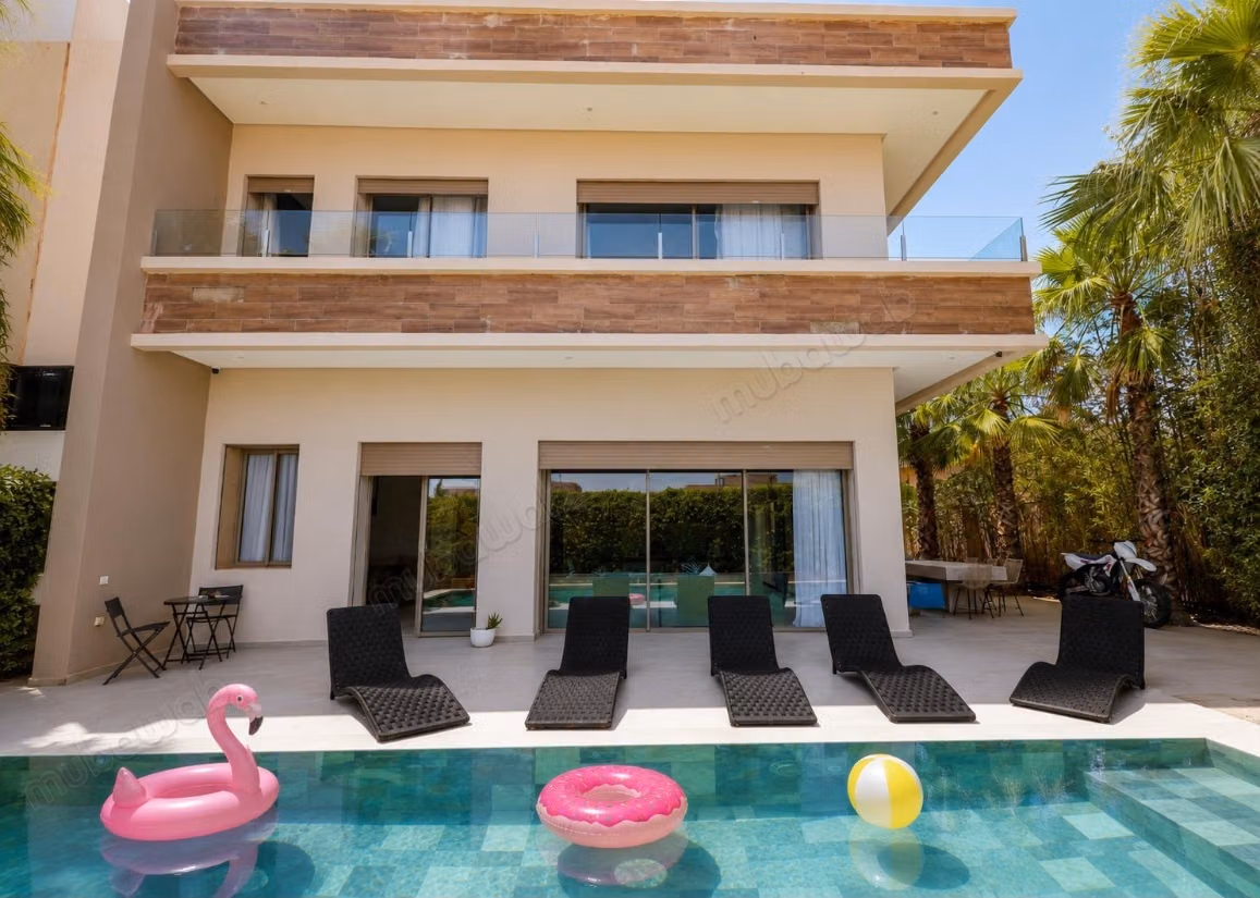 Villa with 5 suites and heated pool for subletting