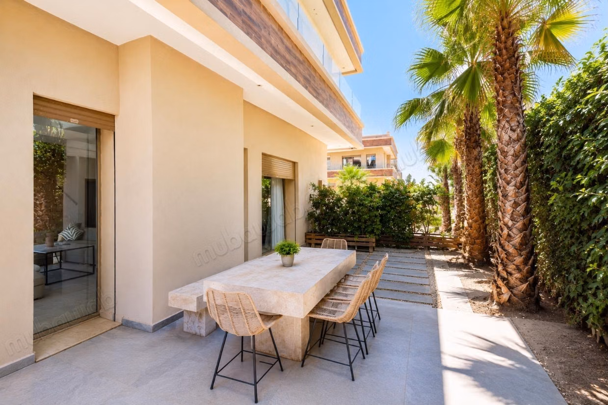 Villa with 5 suites and heated pool for subletting