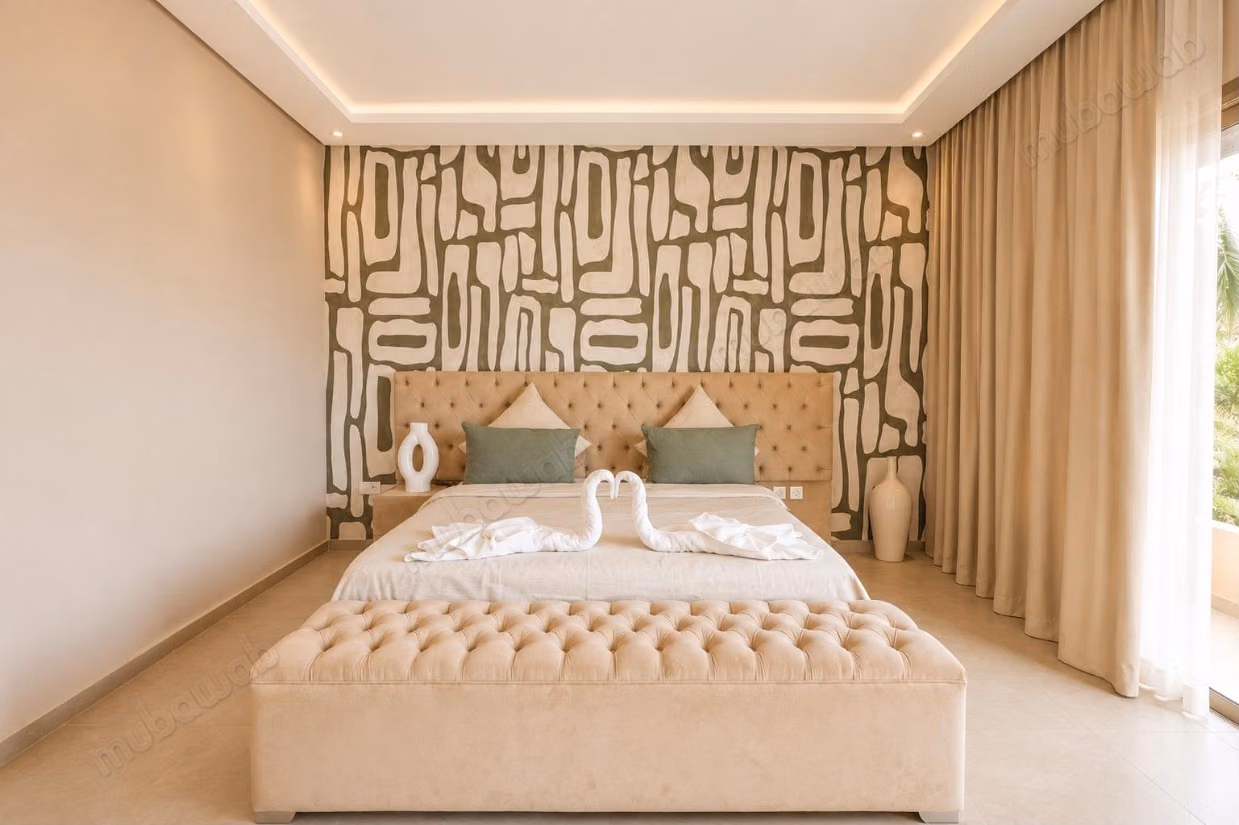 Villa with 5 suites and heated pool for subletting