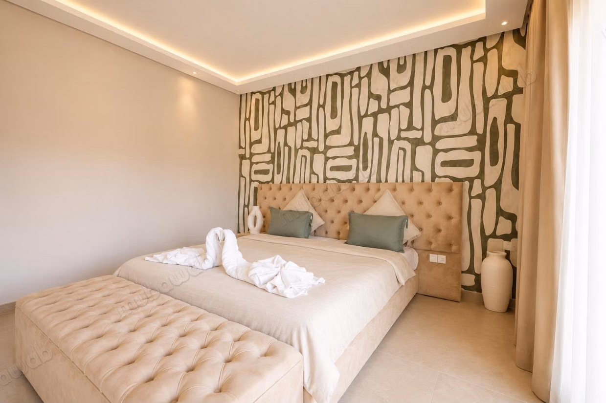 Villa with 5 suites and heated pool for subletting