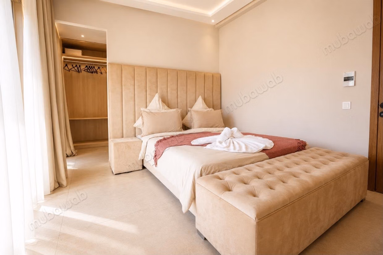 Villa with 5 suites and heated pool for subletting
