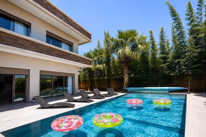 Villa with 5 suites and heated pool for subletting