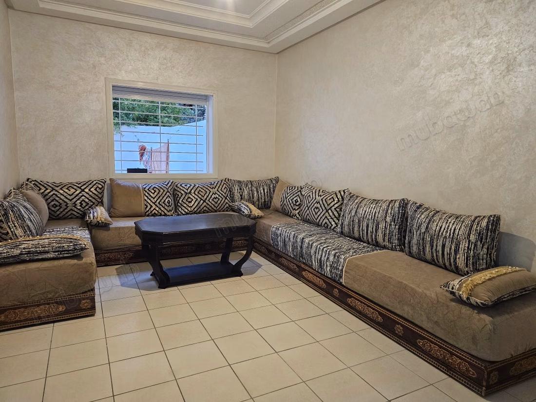 Rent this apartment in Mimosas. 2 bedrooms. Traditional Moroccan living room, secure residence