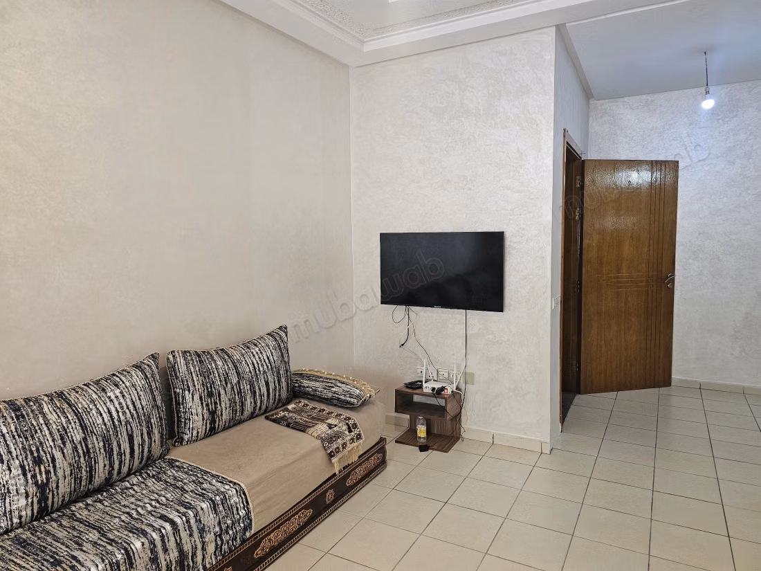 Rent this apartment in Mimosas. 2 bedrooms. Traditional Moroccan living room, secure residence
