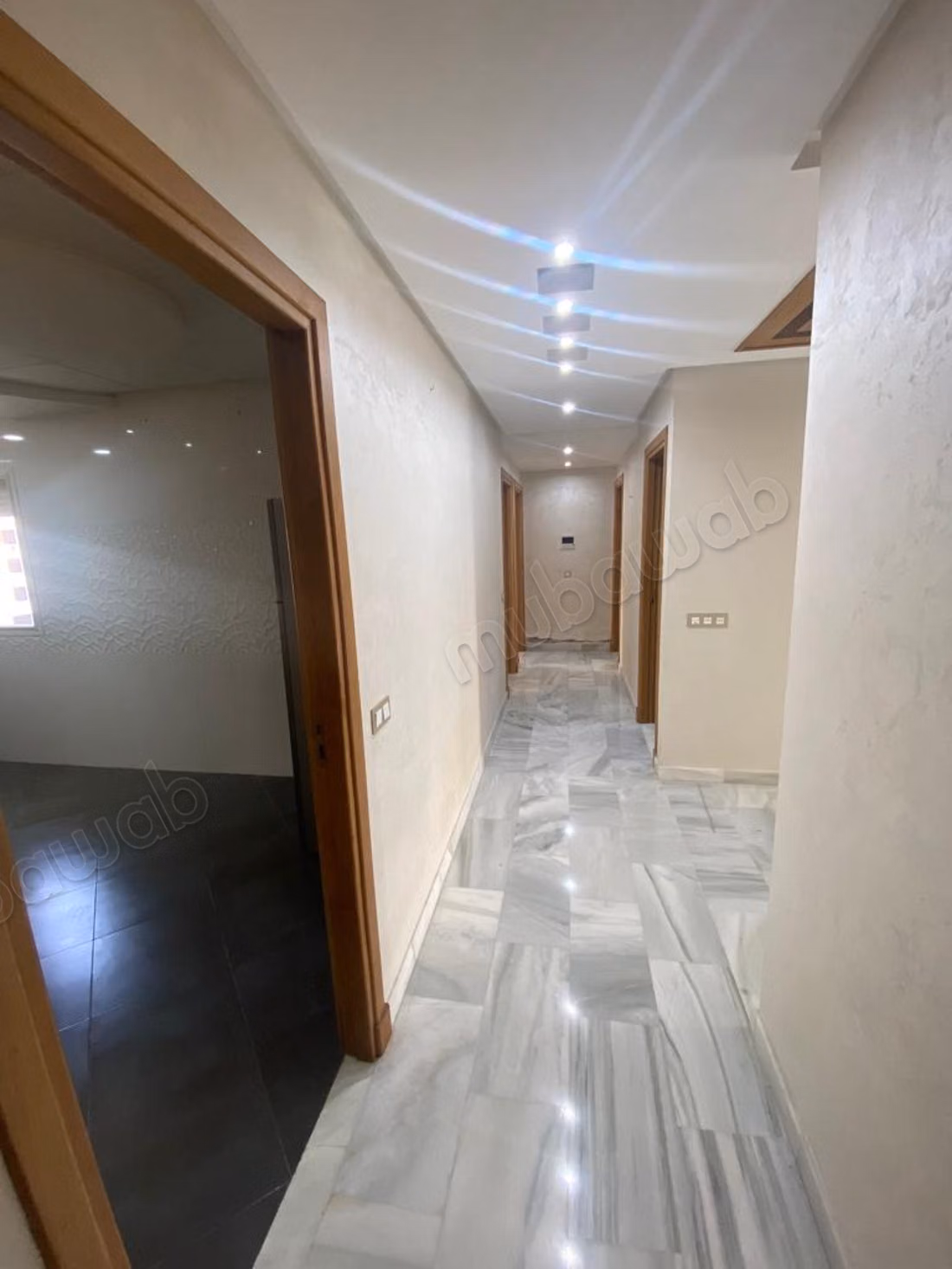 Empty apartment with 3 bedrooms for rent in the center
