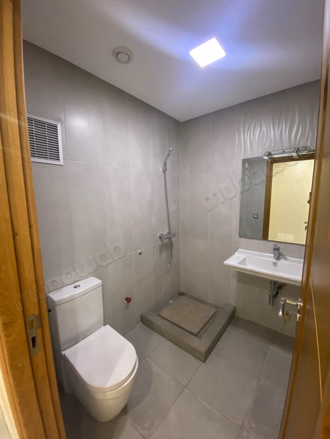 Empty apartment with 3 bedrooms for rent in the center