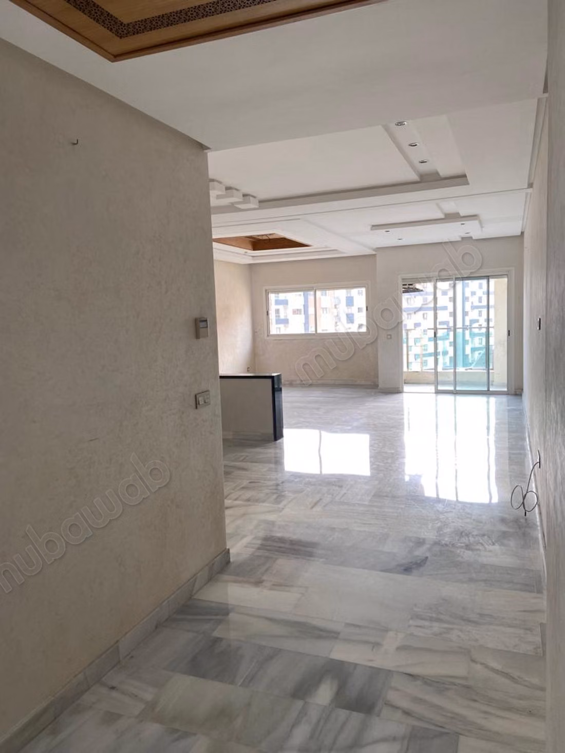 Empty apartment with 3 bedrooms for rent in the center