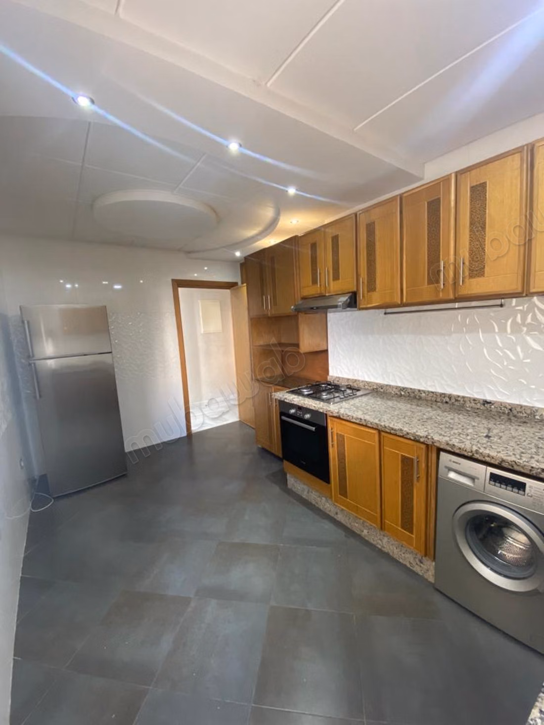 Empty apartment with 3 bedrooms for rent in the center