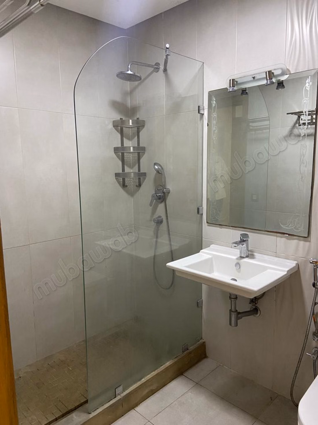 Empty apartment with 3 bedrooms for rent in the center