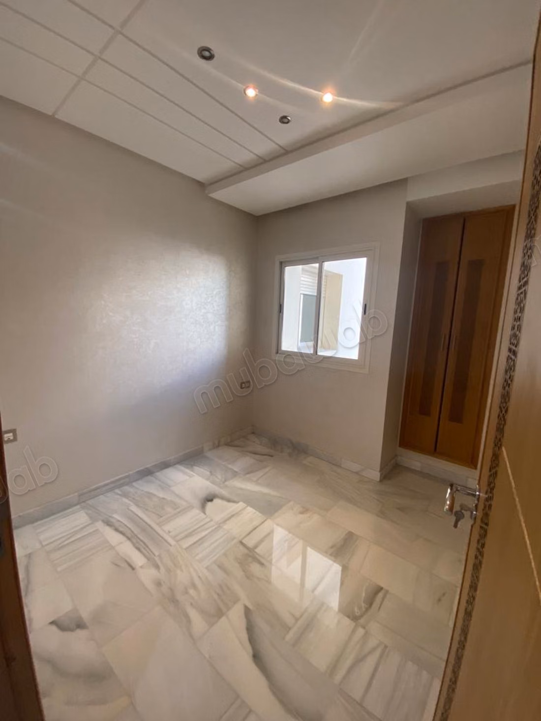 Empty apartment with 3 bedrooms for rent in the center
