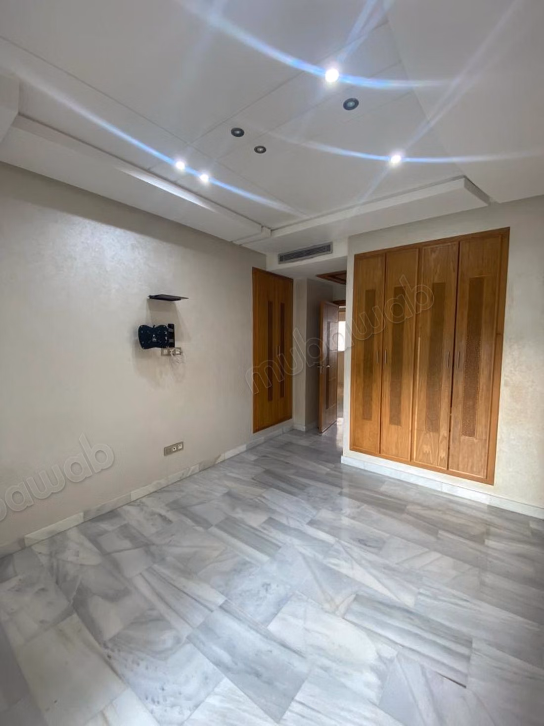 Empty apartment with 3 bedrooms for rent in the center