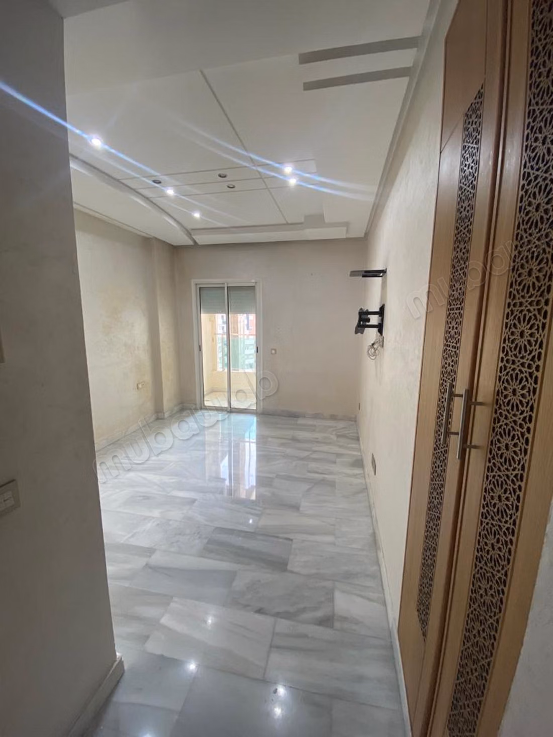 Empty apartment with 3 bedrooms for rent in the center