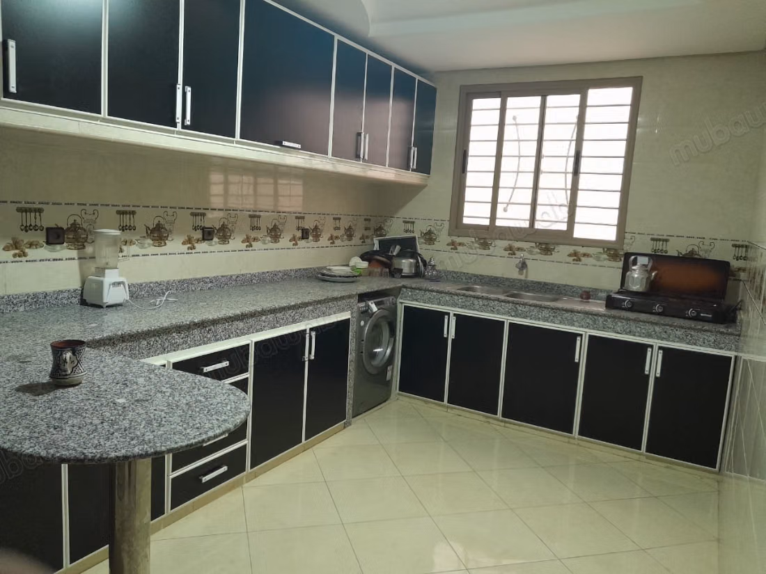 Location d'un appartement à Mouna. 3 belles chambres. Salon Marocain, sécurité