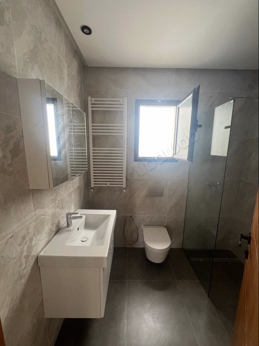 Affitta questo appartamento a La Soukra City. 2 camere confortevoli. Servizio di portineria e aria condizionata.