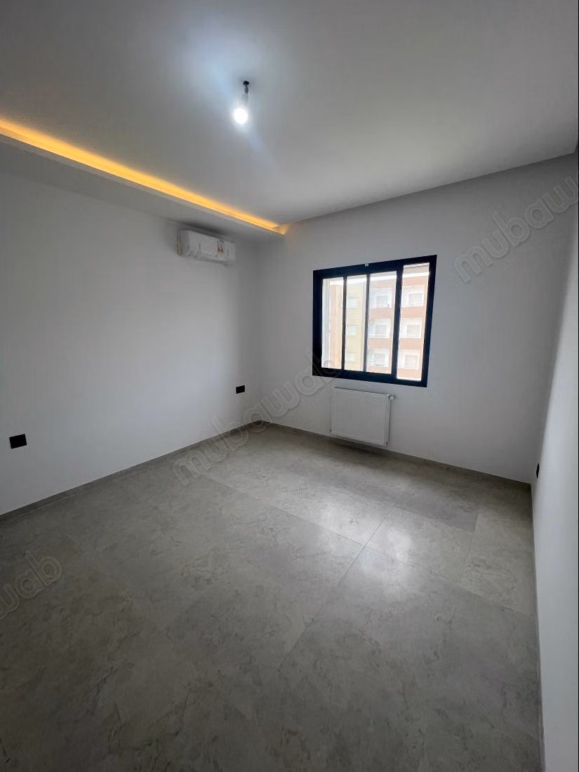 Affitta questo appartamento a La Soukra City. 2 camere confortevoli. Servizio di portineria e aria condizionata.