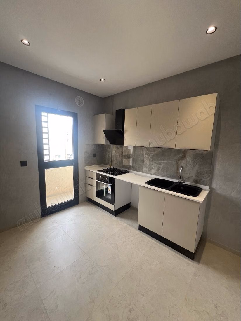 Affitta questo appartamento a La Soukra City. 2 camere confortevoli. Servizio di portineria e aria condizionata.