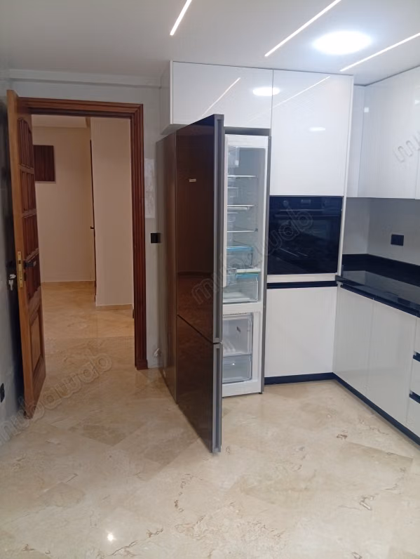 Appartement te huur in Riyad. 3 slaapkamers. Open haard en airconditioning