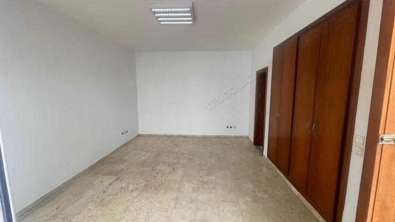 Bureaux en location à Agdal. 
Surface de 90 m². 
Avec garage et ascenseur