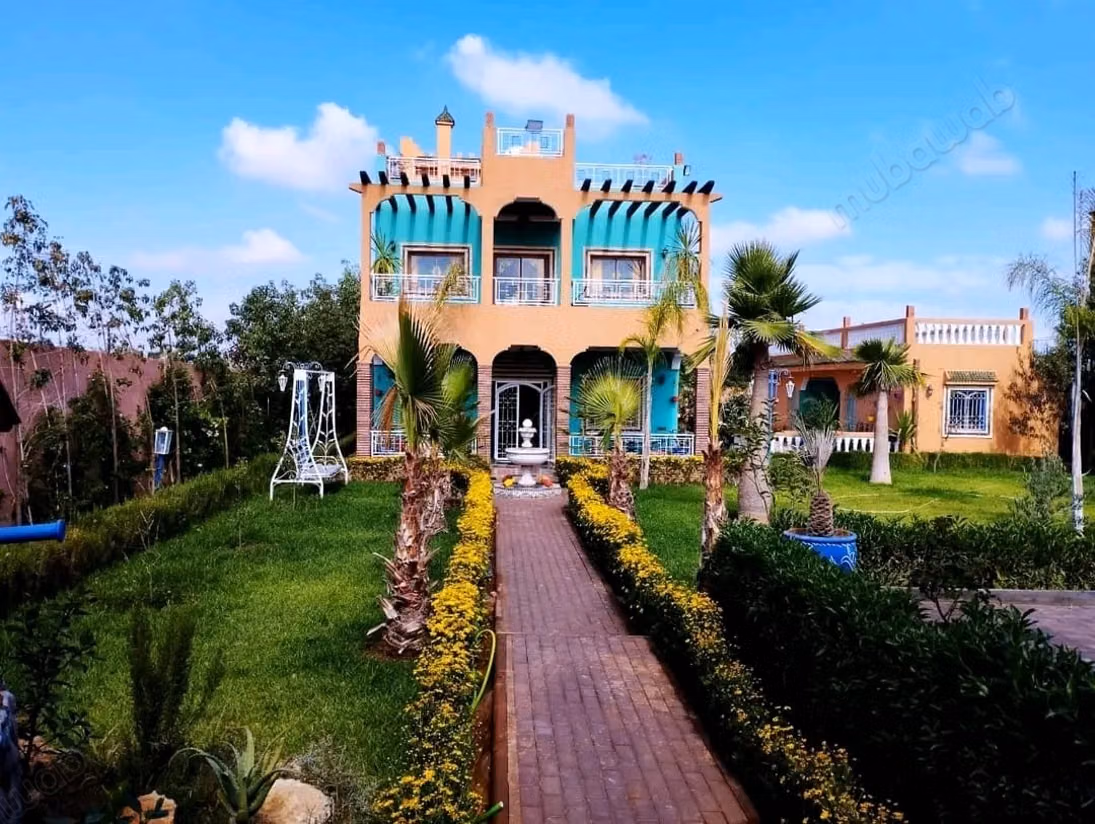 Luxurious villa for sale in Ourika. Total area 1000 m². Balcony and garden