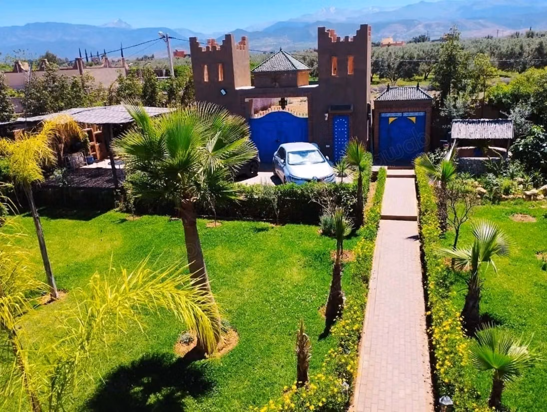 Luxurious villa for sale in Ourika. Total area 1000 m². Balcony and garden