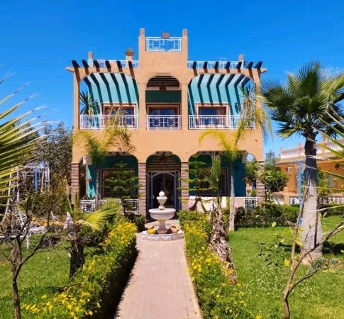 Villa luxueuse à vendre à Ourika. Superficie totale de 1000 m². Balcon et jardin