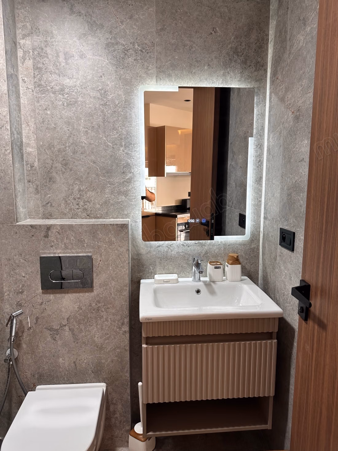 Appartement à louer à Palmier. 
1 belle chambre. 
Bien meublé