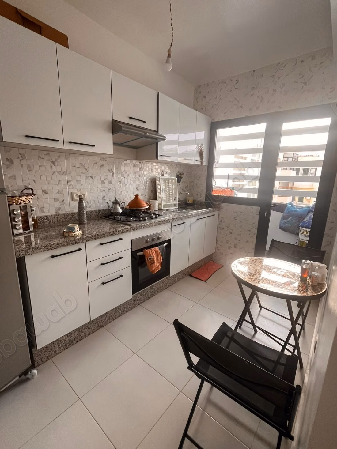 Bell'appartamento in affitto a Harhoura. Superficie totale 77 m². Ben arredato