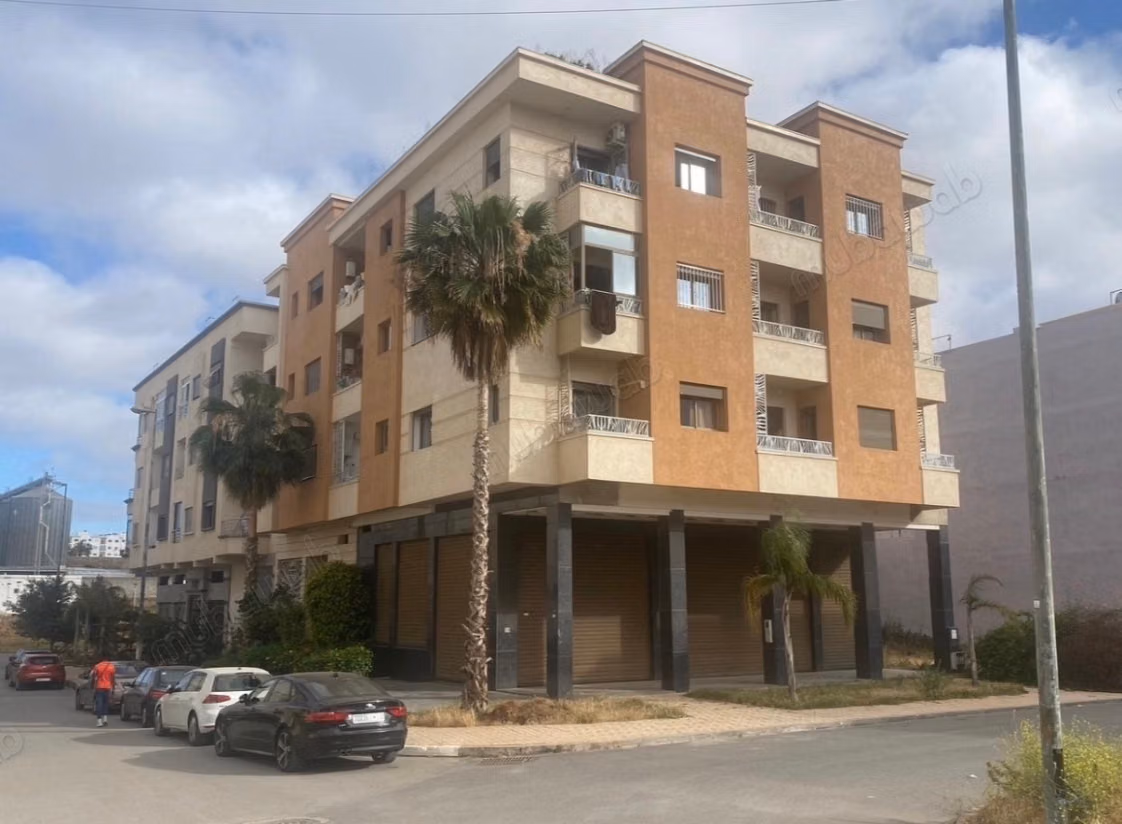 Locale semi arredato per caffè 135m² in vendita a Wifak