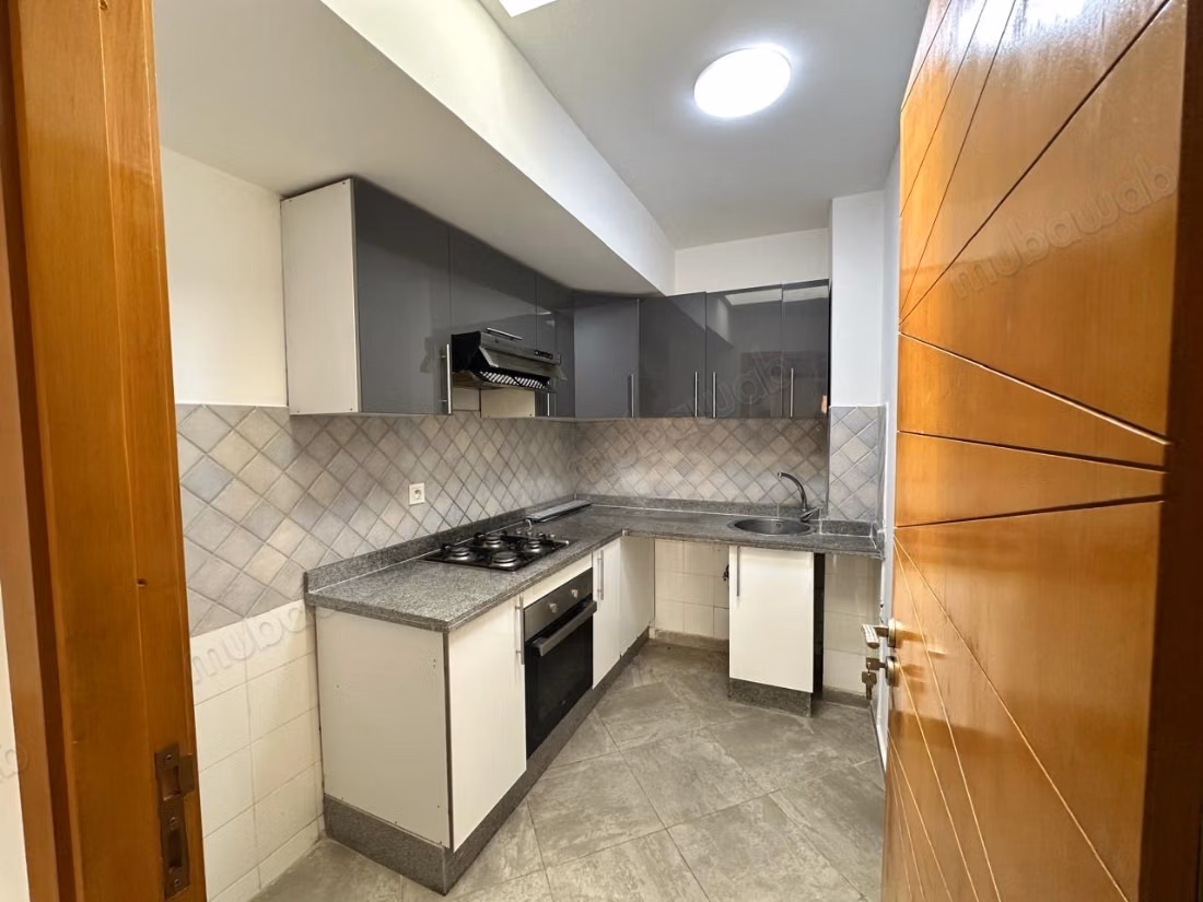 Appartamento in vendita a Hay Mabrouka. 3 camere confortevoli. Residenza con concierge, aria condizionata generale