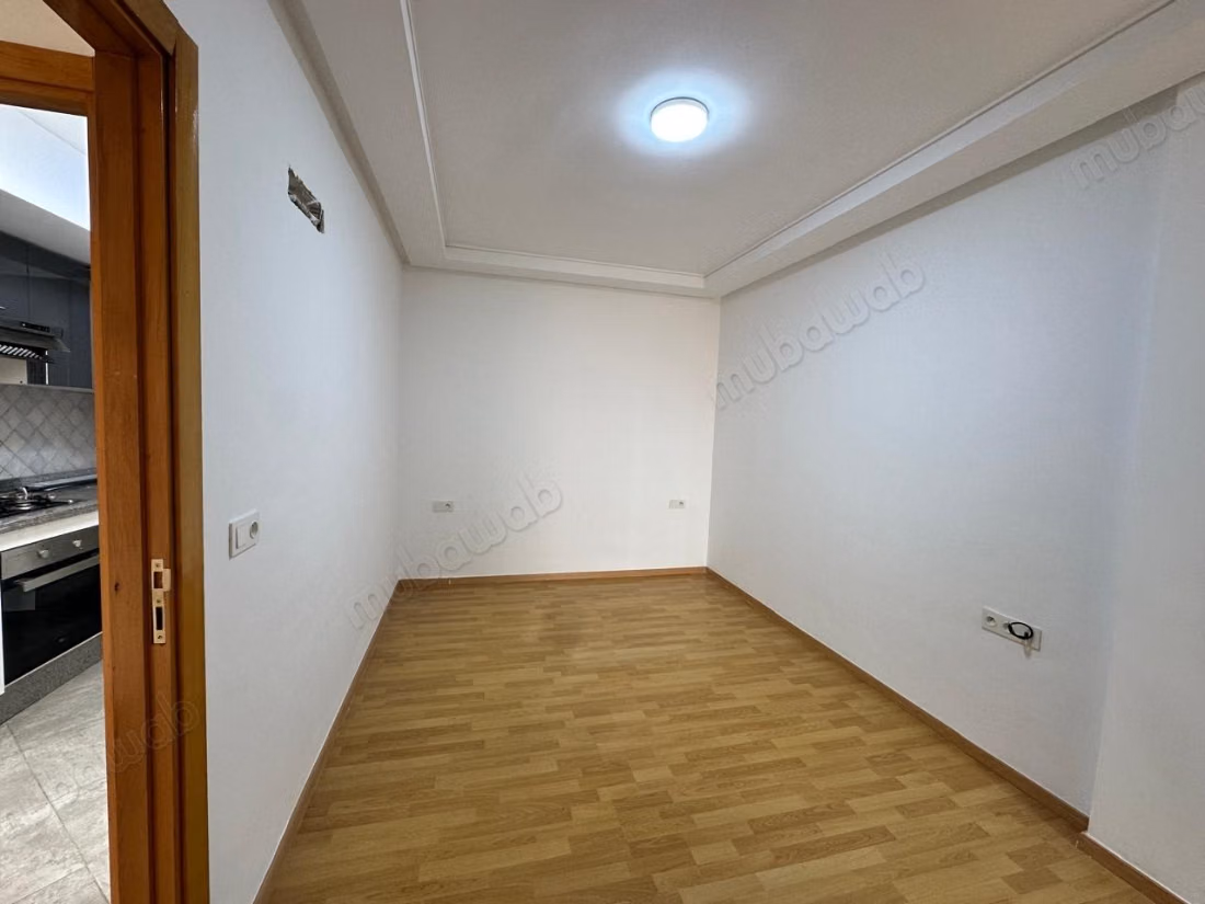 Bel appartement à vendre sur la route de Casablanca. 2 grandes pièces. Porte solide, résidence sécurisée