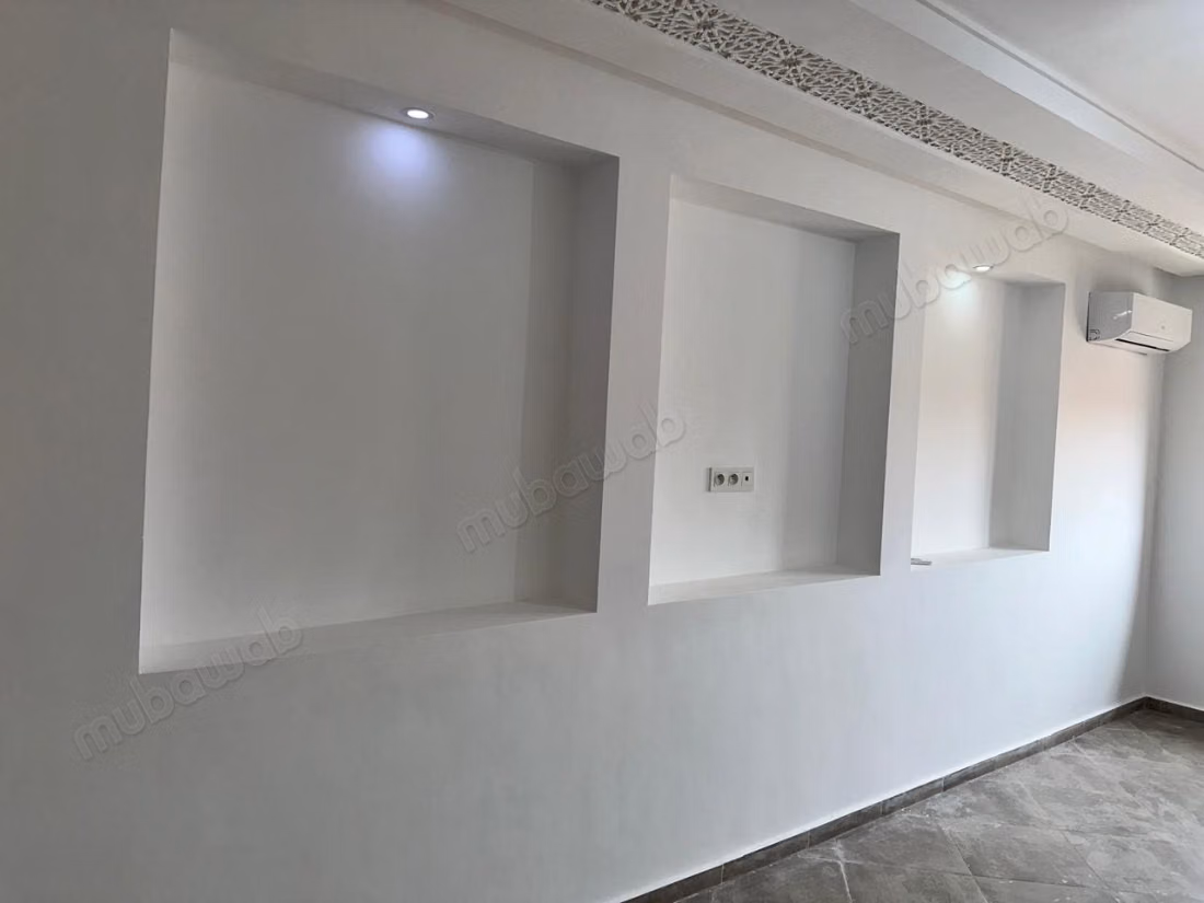 Bel appartement à vendre sur la route de Casablanca. 2 grandes pièces. Porte solide, résidence sécurisée