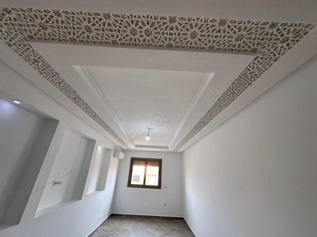 Bel appartement à vendre sur la route de Casablanca. 2 grandes pièces. Porte solide, résidence sécurisée