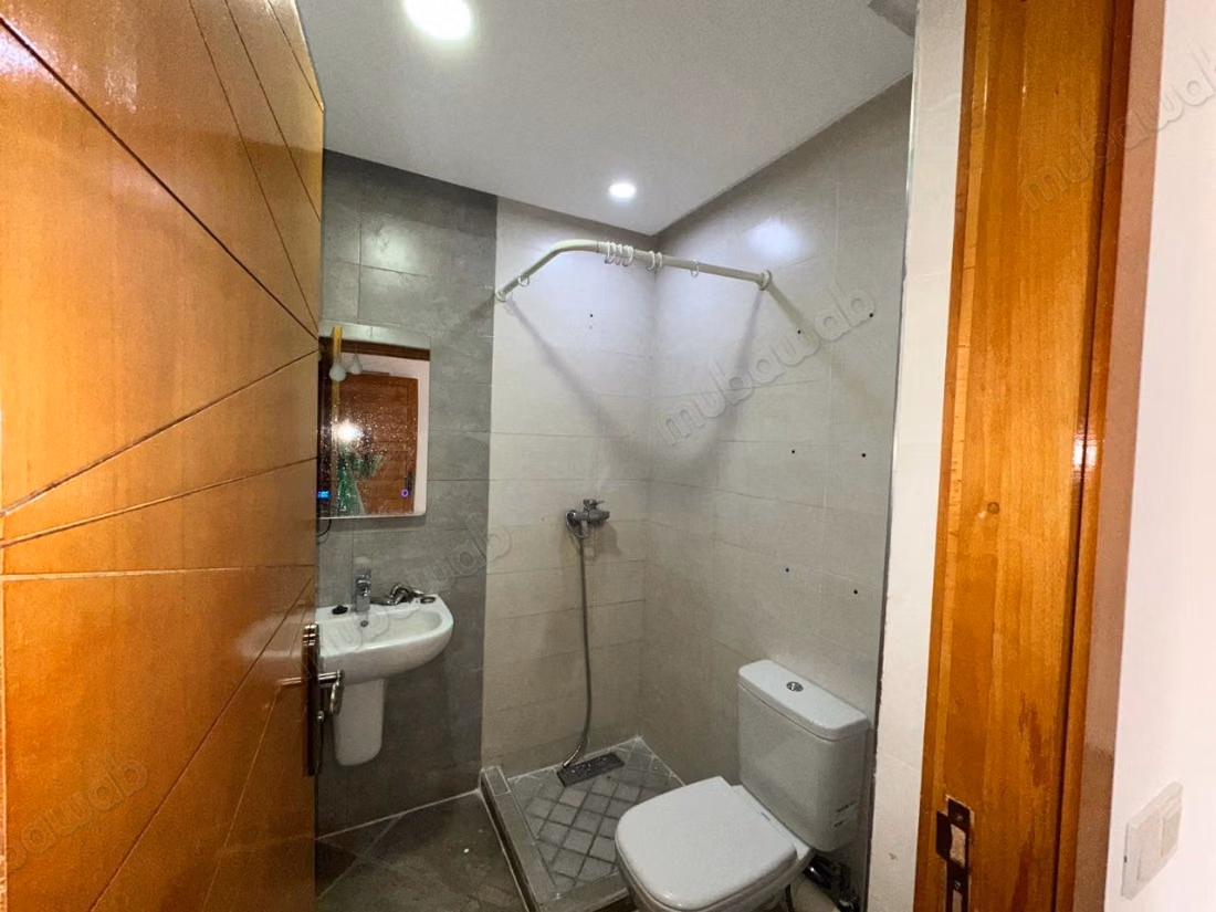 Bel appartement à vendre sur la route de Casablanca. 2 grandes pièces. Porte solide, résidence sécurisée