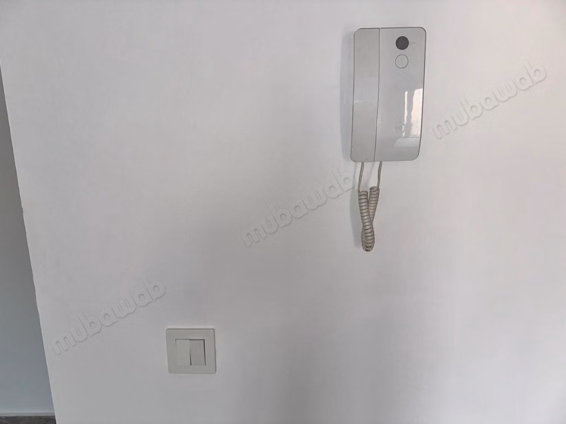 Bel appartement à vendre sur la route de Casablanca. 2 grandes pièces. Porte solide, résidence sécurisée