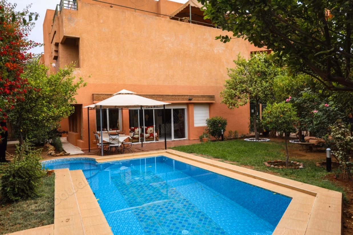 Villa d'angolo con grande potenziale ad Amerchich