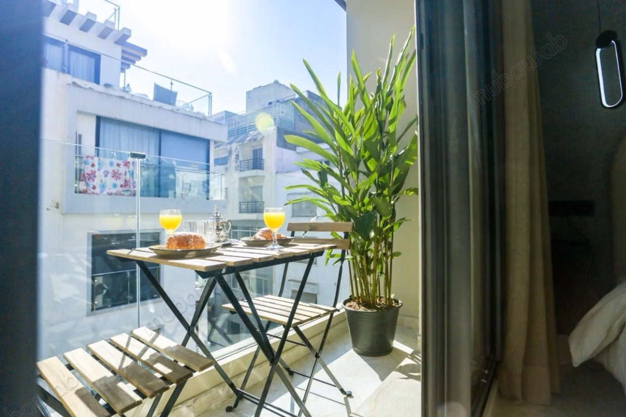 Magnifico studio arredato a Maarif con balcone