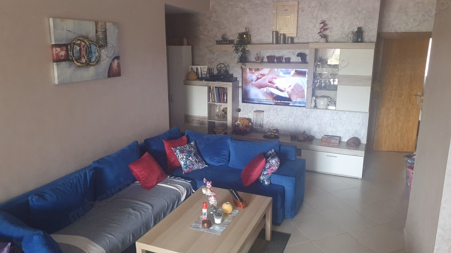 Bell'appartamento in vendita a Sidi Maarouf. 2 camere da letto. Salotto tradizionale e sistema satellitare.