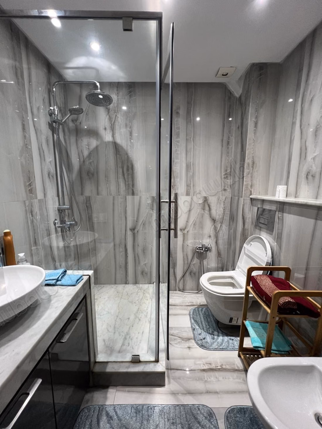 Appartement à louer à Racine. 
Surface de 90 m². 
Bien meublé
