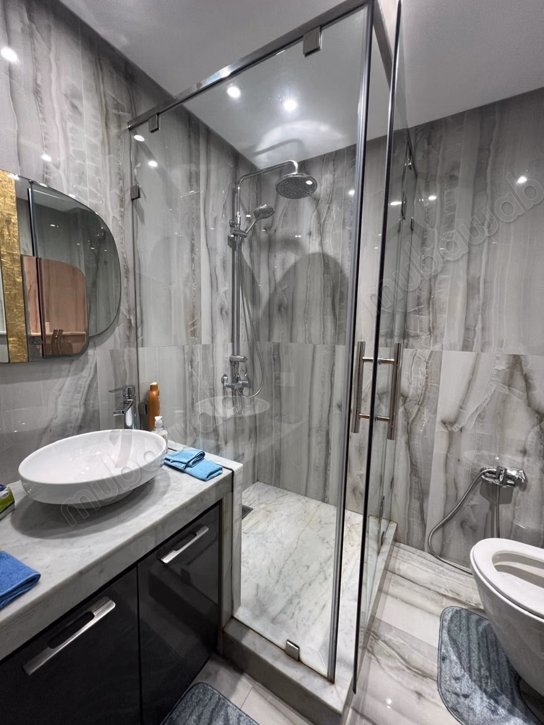 Appartement à louer à Racine. 
Surface de 90 m². 
Bien meublé
