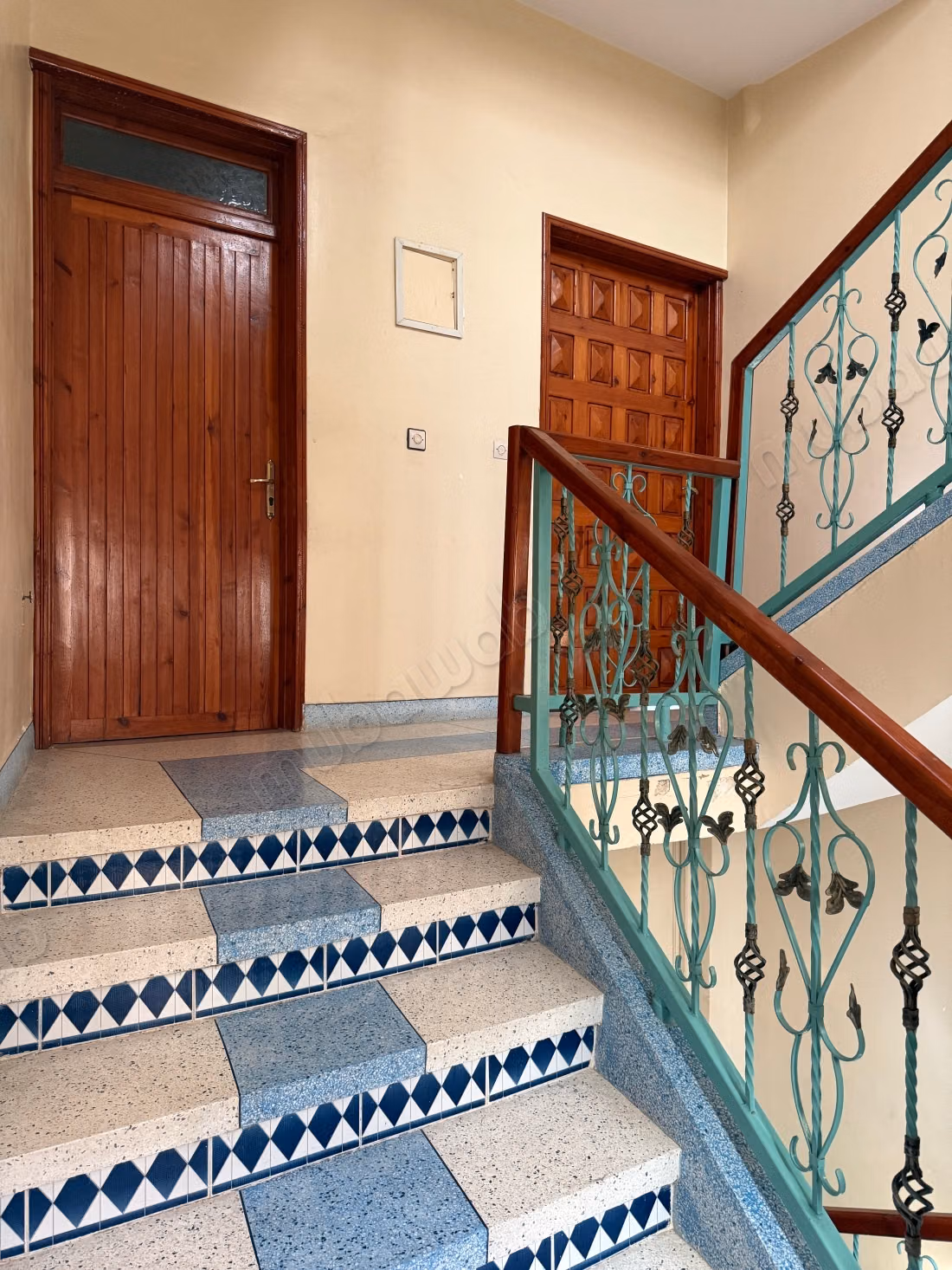 House for sale in Jorf El Melha. Area 260 m². Traditional lounge and satellite dish system.