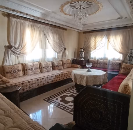 Hermoso apartamento en alquiler en Béni Mellal. Superficie de 90 m². Ventanas con doble acristalamiento y puerta blindada
