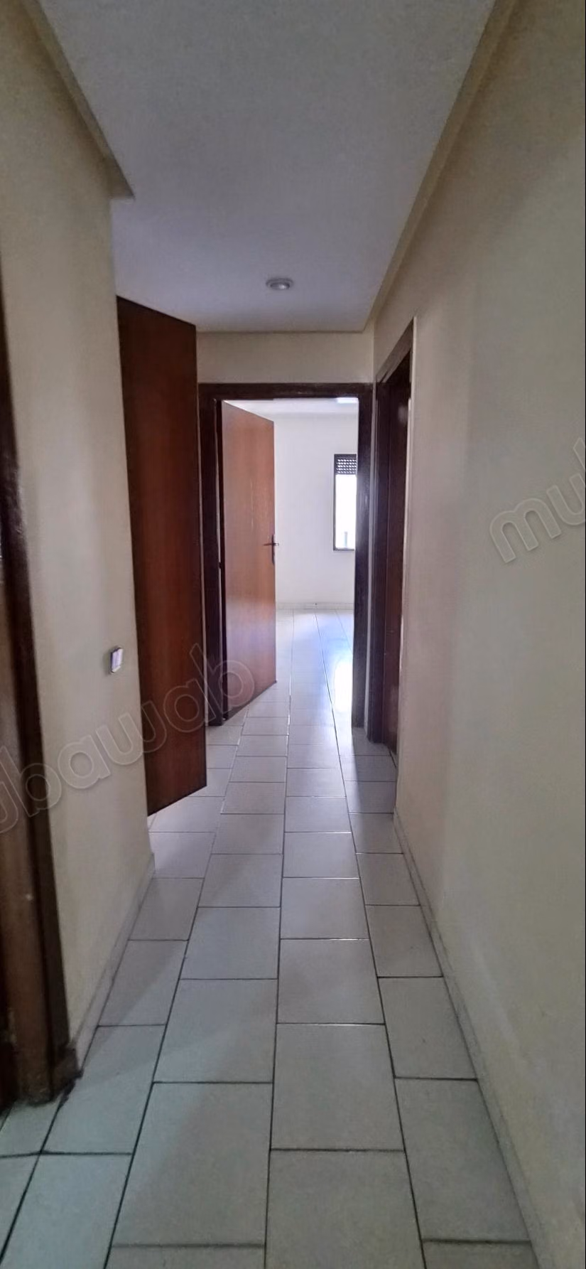 Vend apppartemznt bureaux angle boulevard d'anfa et Moulay Youssef.
Surface de 191 m²