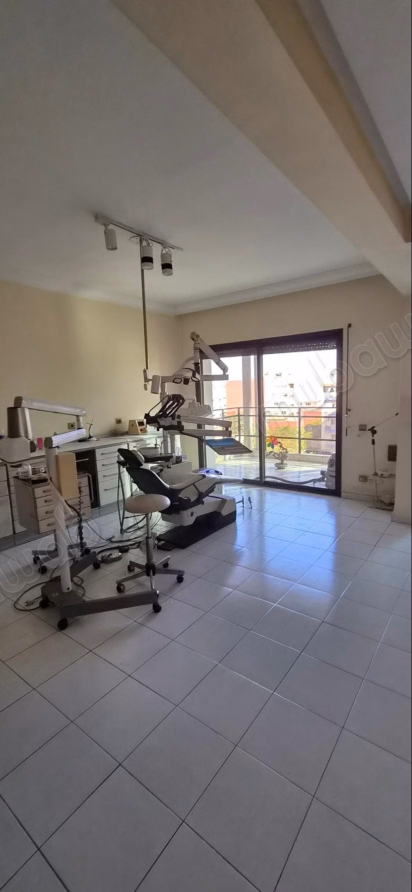 Vend apppartemznt bureaux angle boulevard d'anfa et Moulay Youssef.
Surface de 191 m²