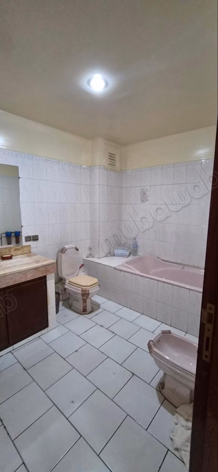 Vend apppartemznt bureaux angle boulevard d'anfa et Moulay Youssef.
Surface de 191 m²